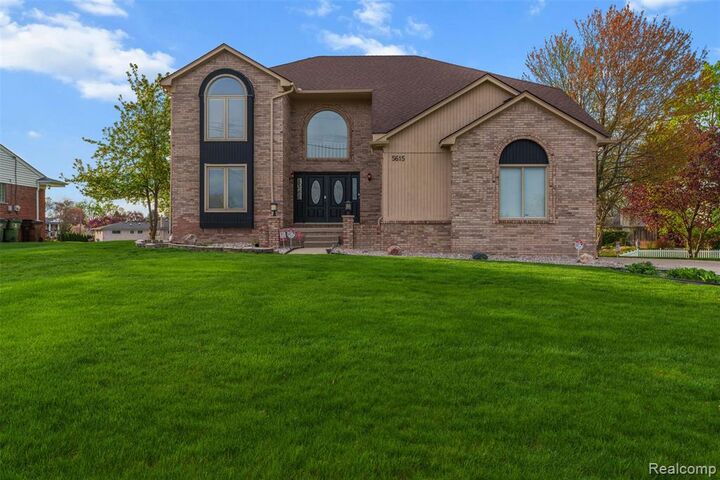 Property Photo:  5615 Woodmire Drive  MI 48316 1748