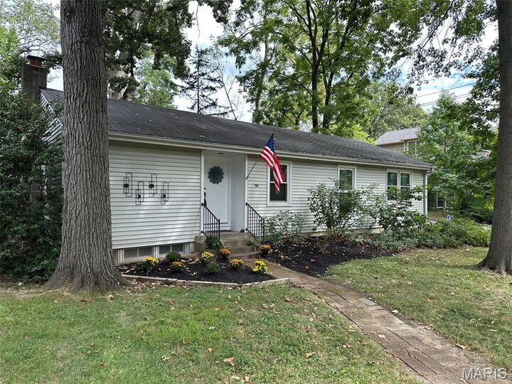 987 Dwyer Avenue  Glendale MO 63122 photo