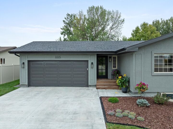 Property Photo: 1015 15 1/2 Ave SW SW ND 58701