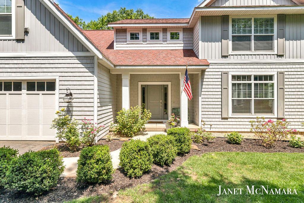 Property Photo:  2009 W Lakewood Boulevard  MI 49424 