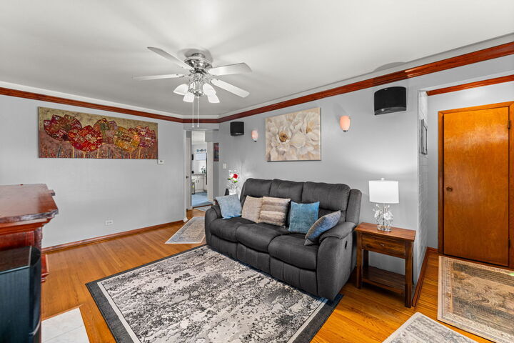 Property Photo:  10305 S Avenue O Avenue  IL 60617 