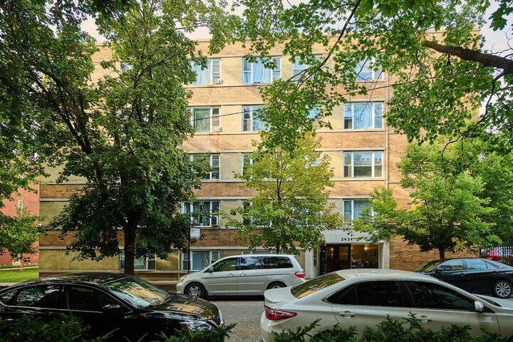 Property Photo:  2424 W Estes Avenue 3D  IL 60645 