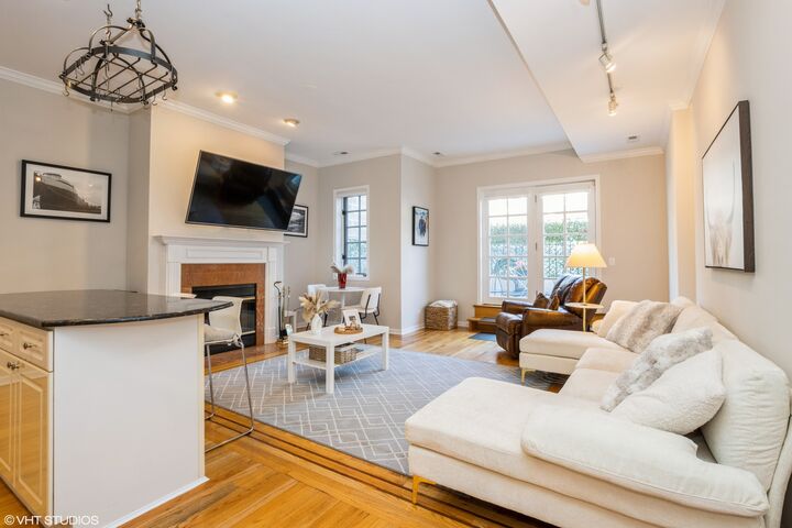 Property Photo: 2529 N Halsted Street 1S IL 60614