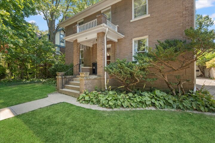 Property Photo:  805 W Indiana Avenue  IL 61801 