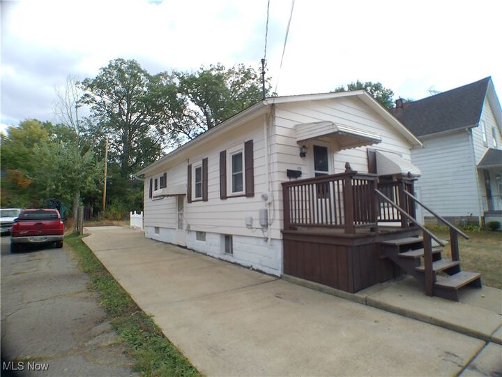 Property Photo:  408 Kenilworth Avenue NE  OH 44483 