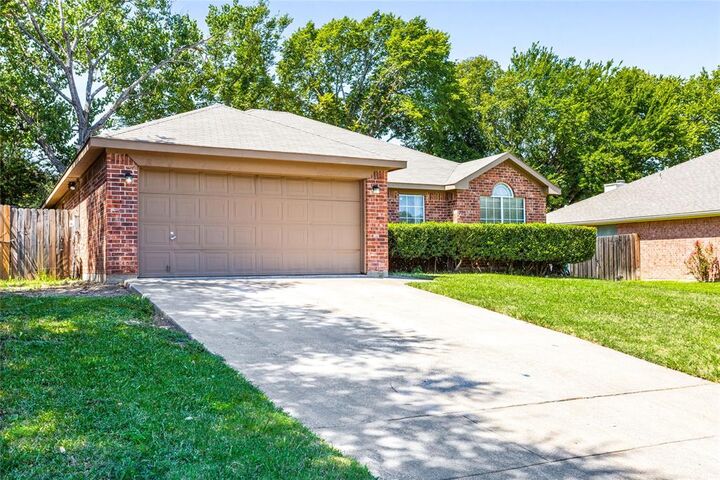 Property Photo: 4730 Lennon Avenue TX 76016