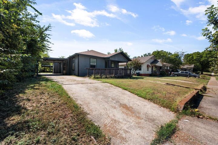 Property Photo: 1038 E Maddox Avenue TX 76104