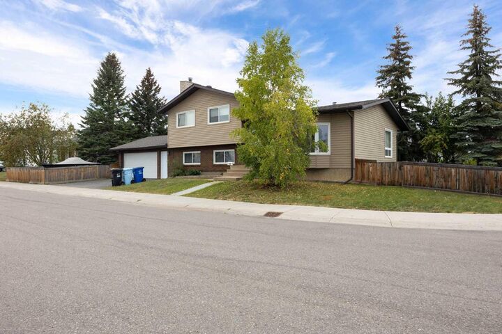 Property Photo: 206 Leigh Crescent AB T9K 1N4