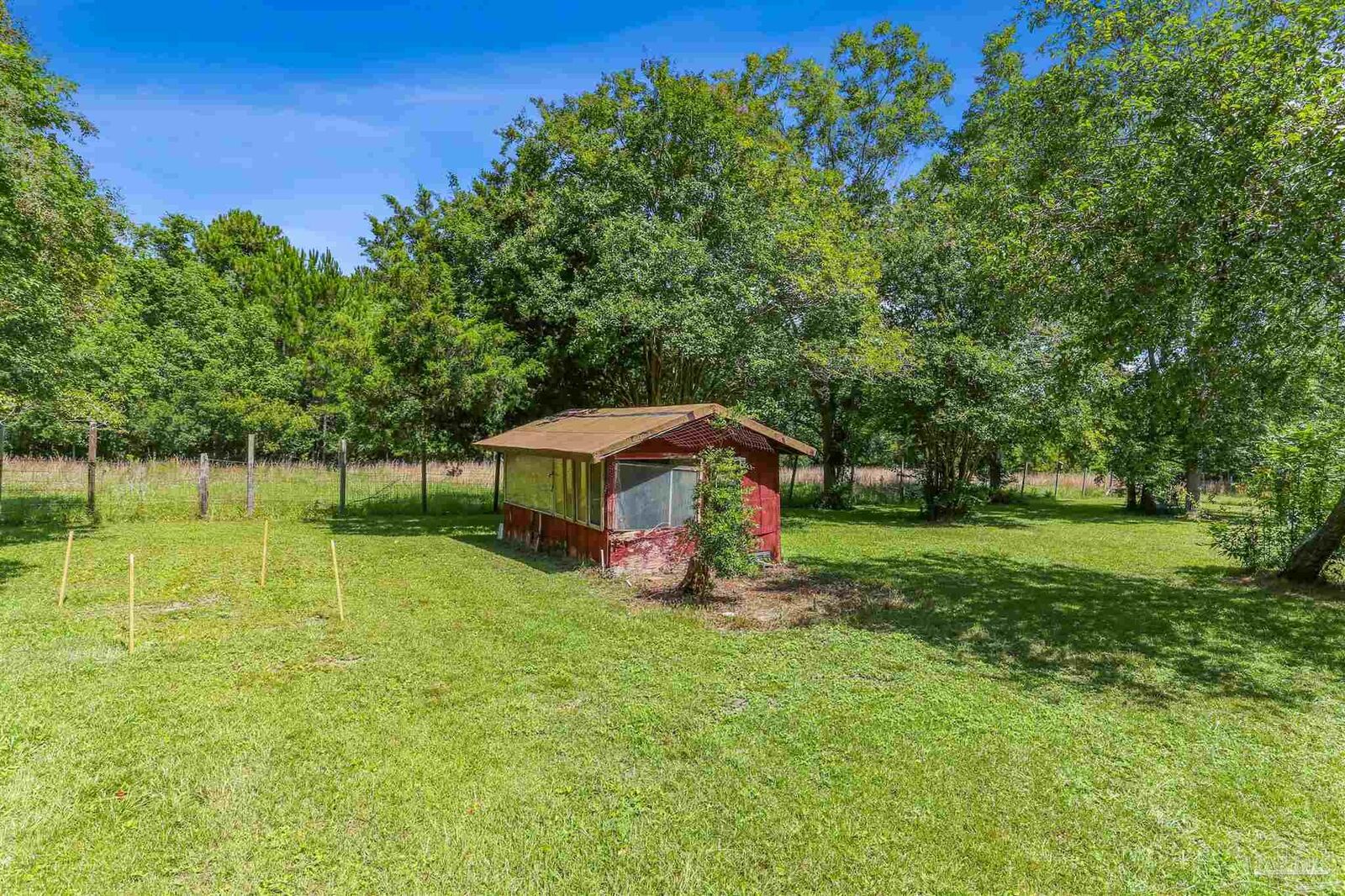 Property Photo:  939 Avalon Blvd  FL 32583 