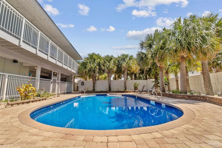 Property Photo: 808 Via Deluna Dr FL 32561
