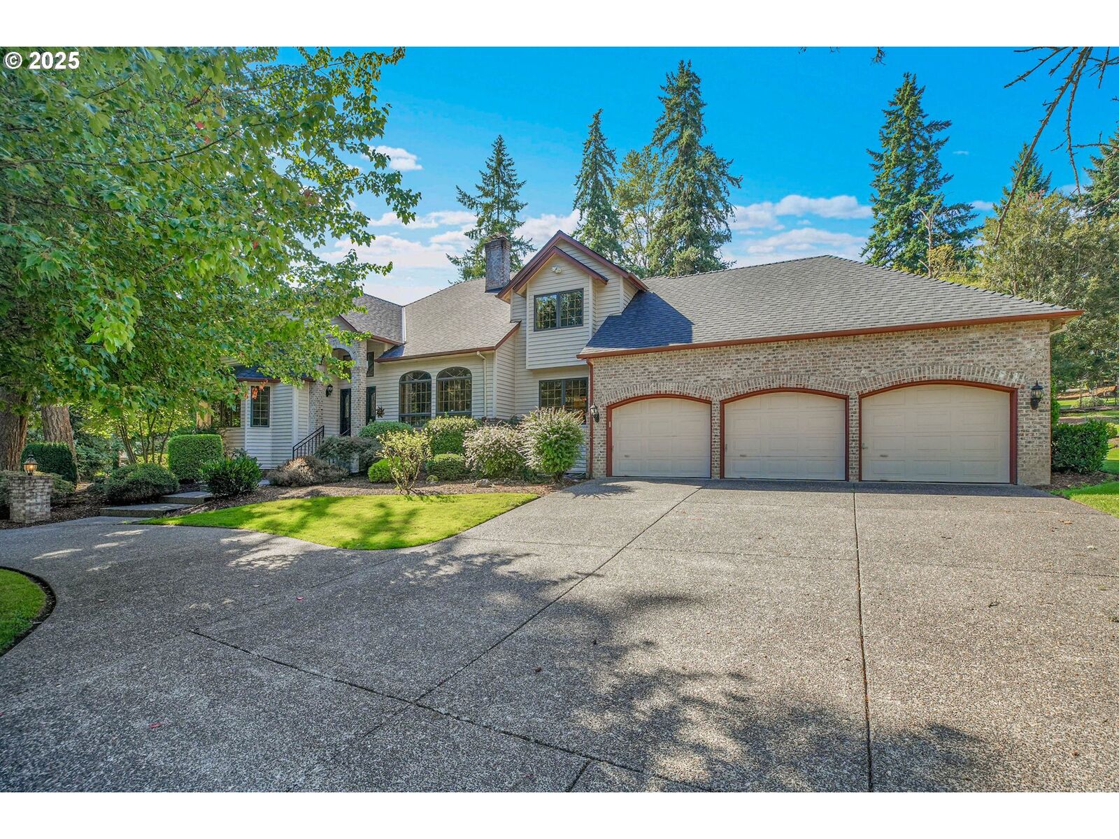 Property Photo:  16922 SE Wooded Heights Dr  OR 97086