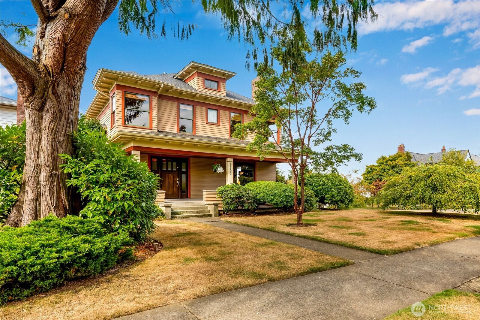 Property Photo: 1602 Rucker Ave WA 98201