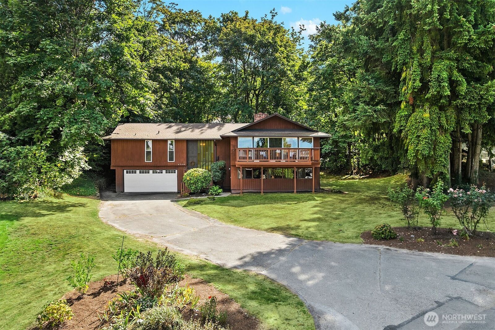Property Photo: 4740 Lakehurst Lane SE WA 98006