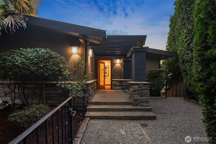 2209  12th Avenue W  Seattle WA 98119 photo