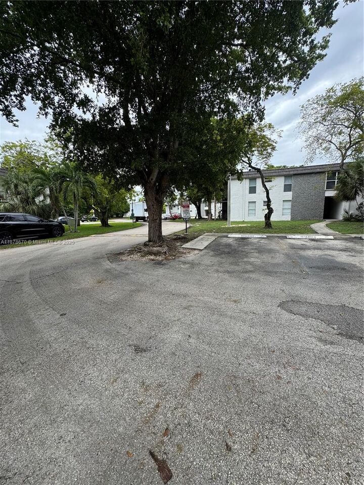 Property Photo: 10353 N Kendall Dr Bb2 FL 33176
