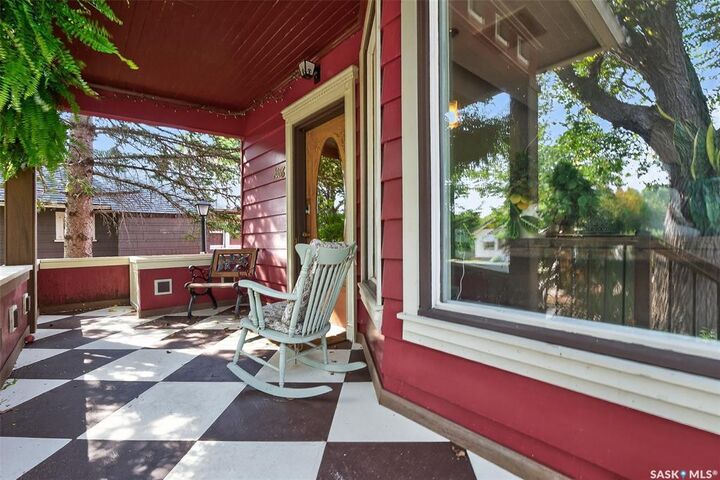 Property Photo:  1086 5th Avenue NW  SK S6H 3Y4 