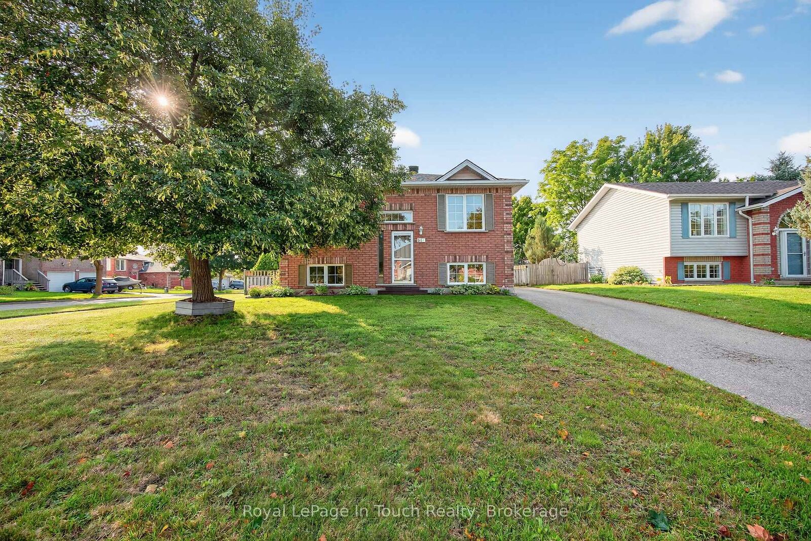 Property Photo:  640 Wayne Crescent  ON L4R 5E1 
