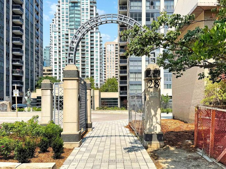 Property Photo:  28 Hollywood Avenue Sph207  ON M2N 6S4 