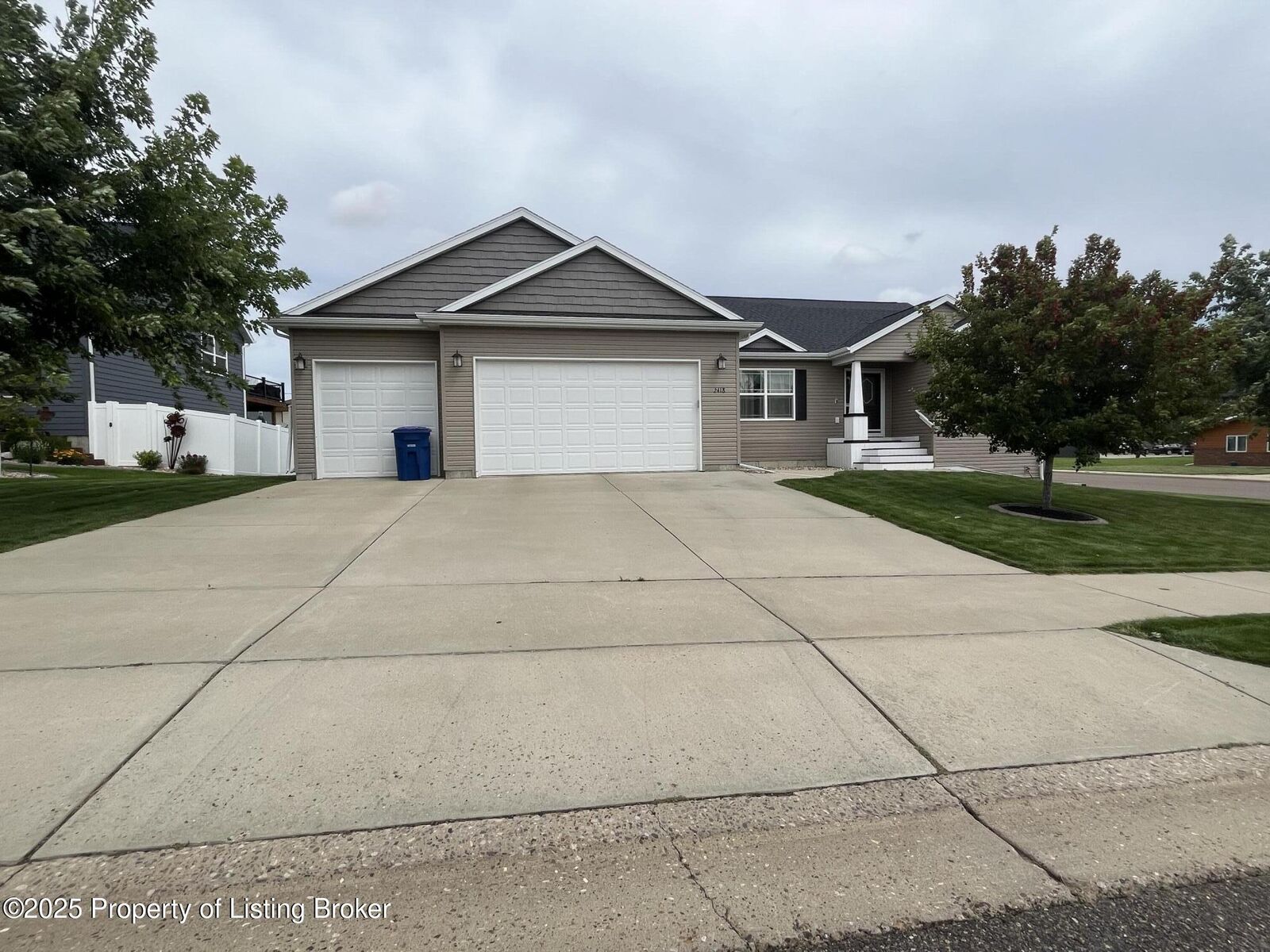 Property Photo:  2418 Prairie Oak Drive  ND 58601 