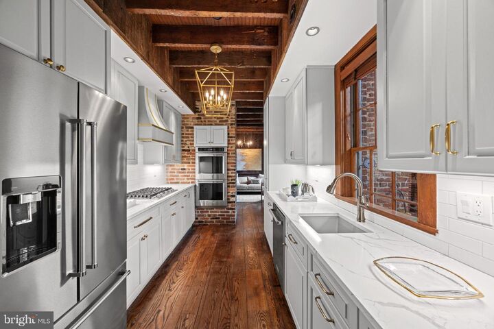 Property Photo: 521 Duke Street VA 22314