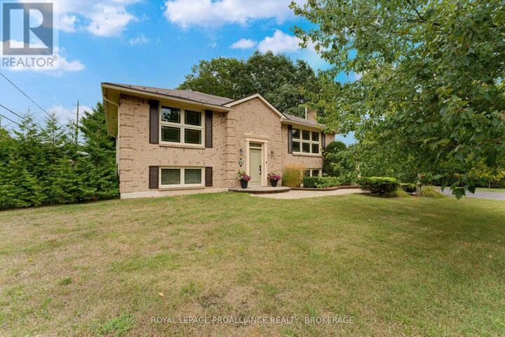 Property Photo:  6 Faircrest Boulevard  ON K7L 4V1 