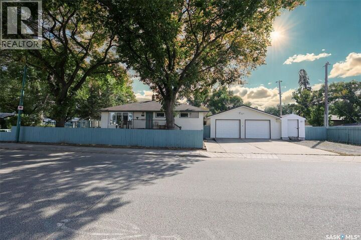 Property Photo:  901 17th Avenue E  SK S4N 0Y9 