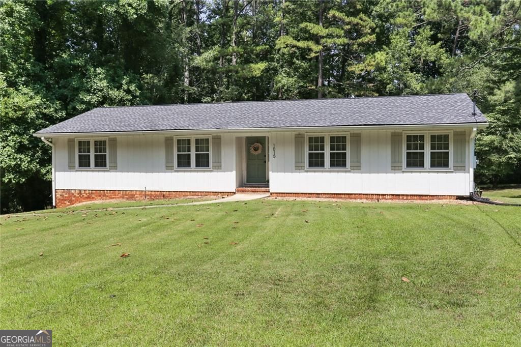 Property Photo:  1015 Castlewood Drive  GA 30189 