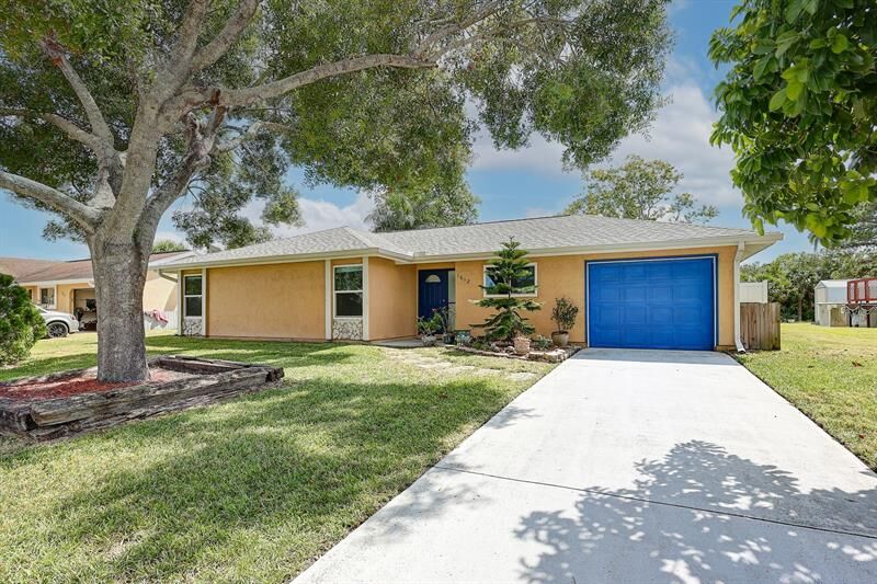 Property Photo: 1612 SE Cascella Ct FL 34952