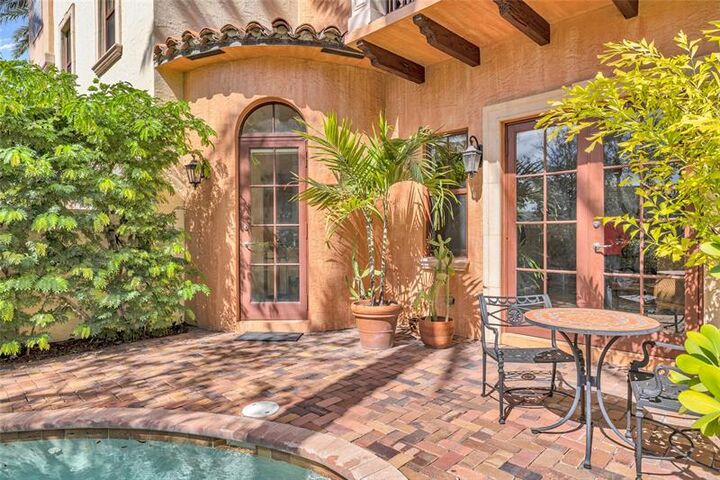 Property Photo:  1025 SE 2nd Ct 1025  FL 33301 