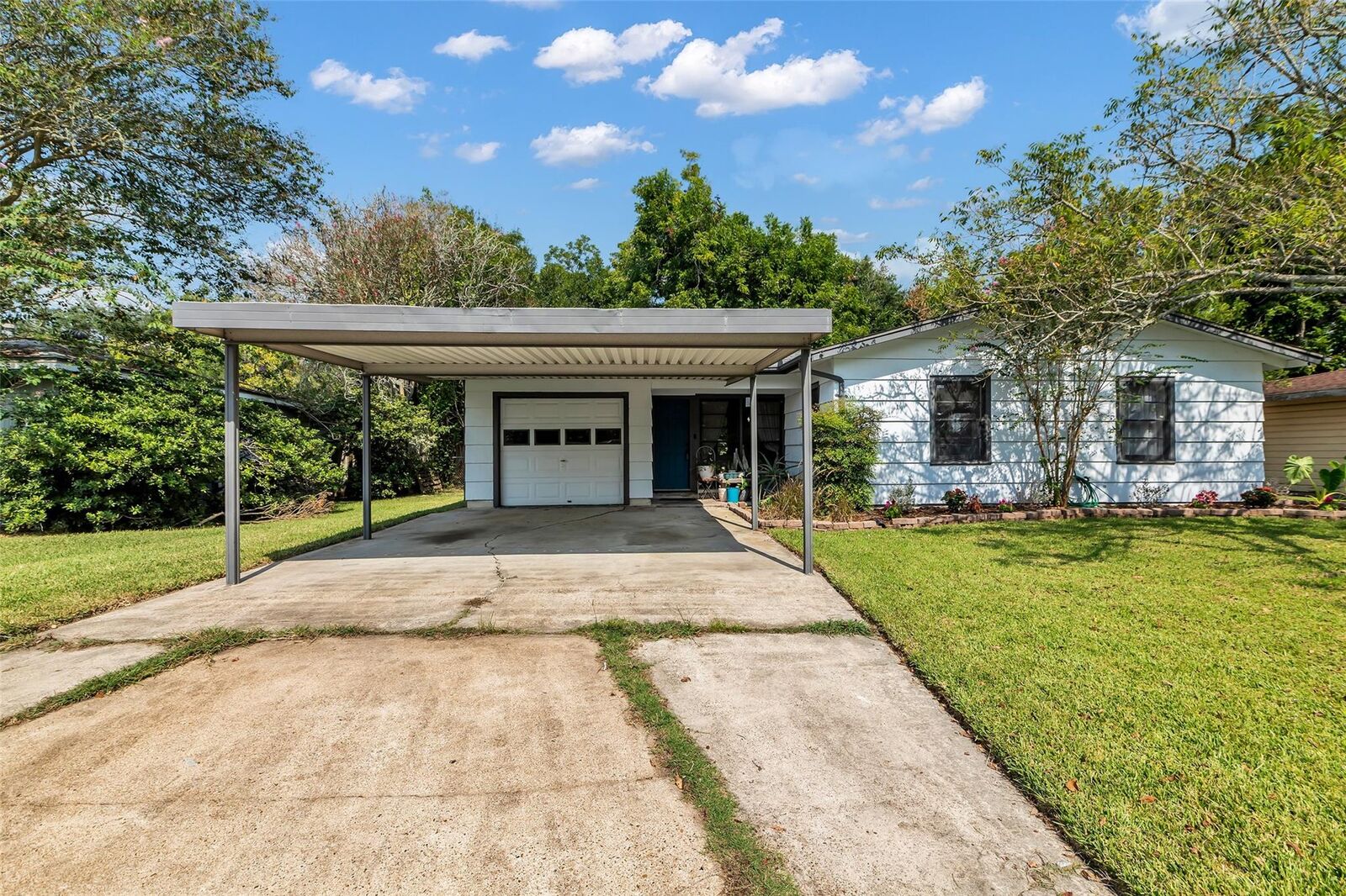 Property Photo: 216 W Saunders Street TX 77573