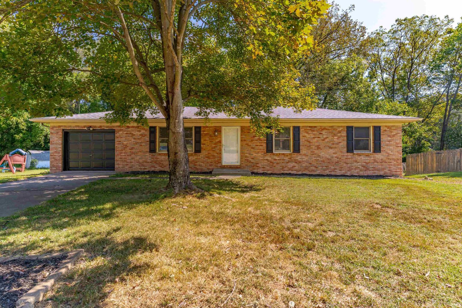 Property Photo:  6800 Oakmont Court  IN 47630 