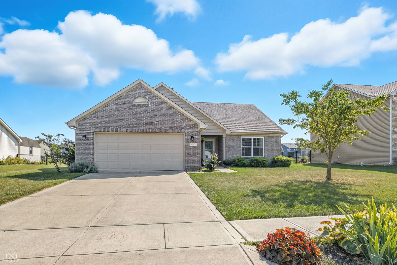 Property Photo: 4353 W Parkway Court IN 46163