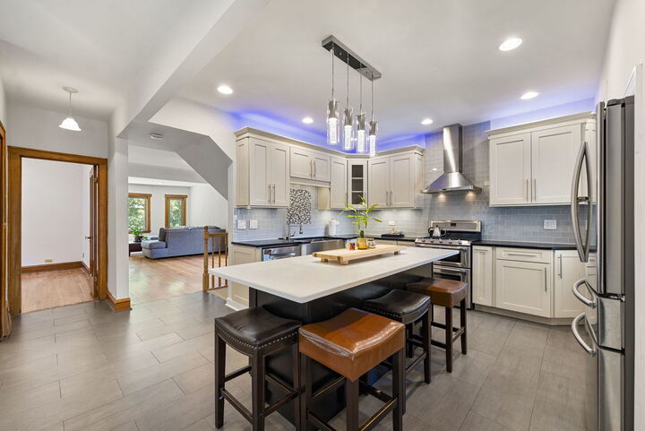 Property Photo: 5121 W Newport Avenue IL 60641
