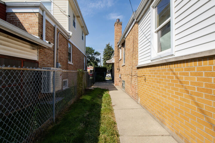 Property Photo: 3507 Louis Street IL 60131