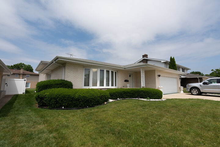 10916 Kingston Street  Westchester IL 60154 photo