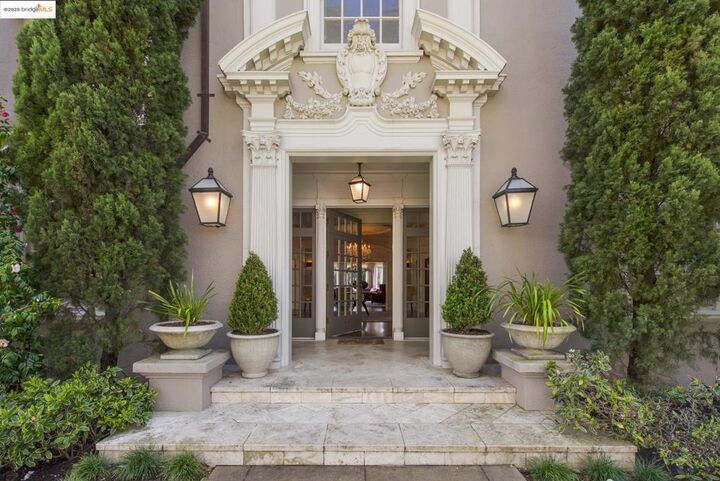 Property Photo:  44 Farragut Ave  CA 94610-1217