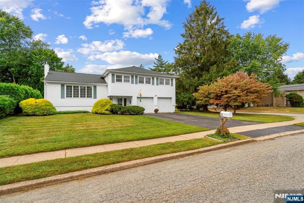 Property Photo:  5 Joyce Drive  NJ 07876 