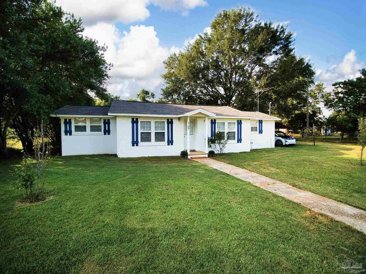 Property Photo: 5199 Spring St FL 32565