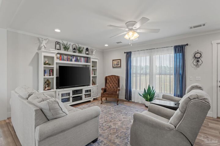 Property Photo: 6501 Wiley Ates Rd FL 32570