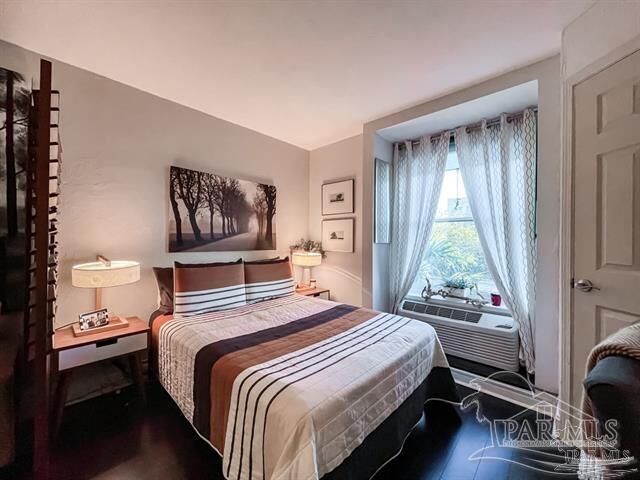 Property Photo: 224 E Garden St 413 FL 32502
