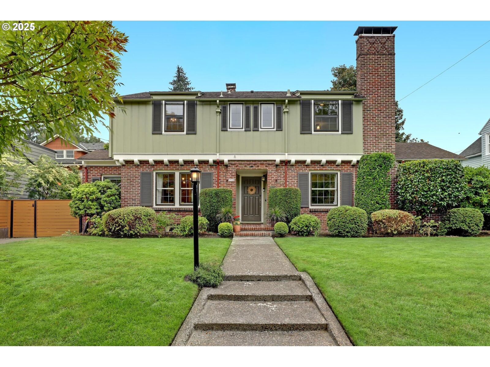Property Photo:  2928 NE Dunckley St  OR 97212 