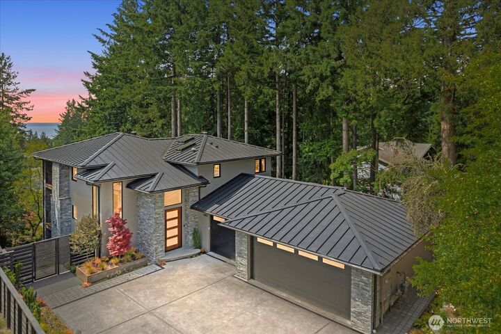 Property Photo:  6907  160th Street SW  WA 98026 