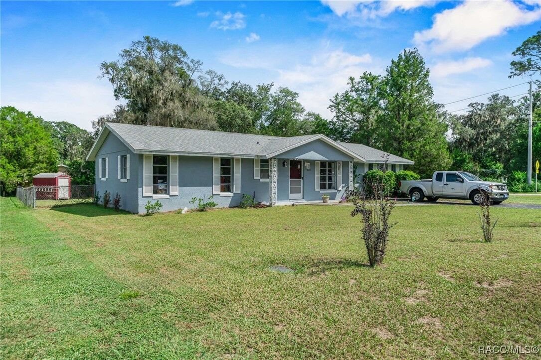Property Photo: 422 Camellia Avenue FL 34452