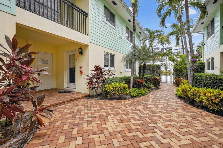 Property Photo:  49 SE 7th Avenue 3  FL 33445 