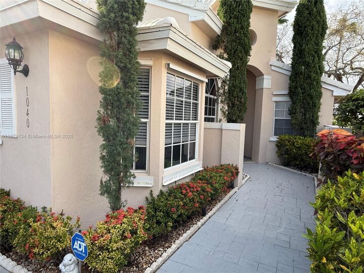 Property Photo: 1040 Wilshire Cir W FL 33027