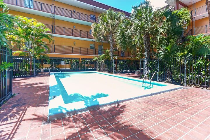 Property Photo:  365 NE 125th St 302  FL 33161 