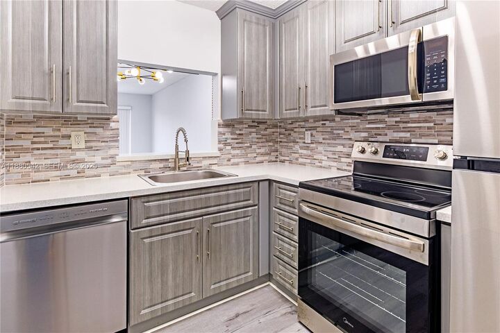 Property Photo: 365 NE 125th St 302 FL 33161