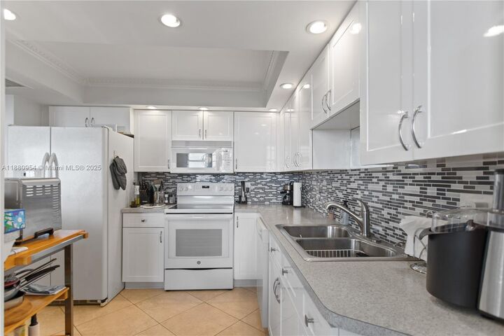 Property Photo: 1811 Jefferson St 805 FL 33020