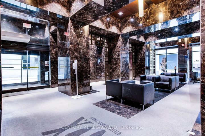 Photo de la propriété:  70 Temperance Street 4201  ON M5H 4E8 