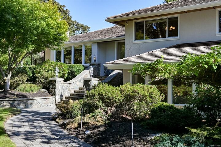 Photo de la propriété:  2886 Tudor Ave  BC V8N 1M1 